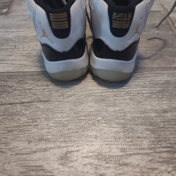 Air Jordan Gratitude Youth Size 12 Leather White/Metallic Gold/Black - Picture 3 of 4